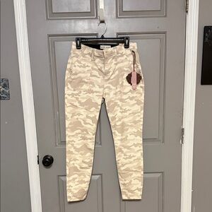 Knox Rose Black and Cream Label Detail